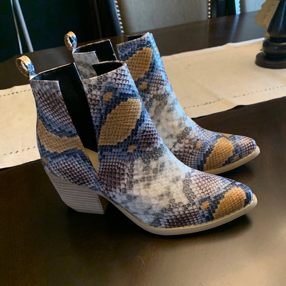 NEW ARider Girl snake print ankle booties